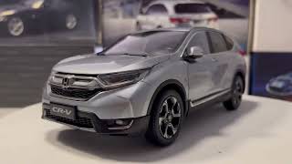 Unboxing of 1:18 Scale 2017 Honda CR-V SUV Diecast Model in Gray