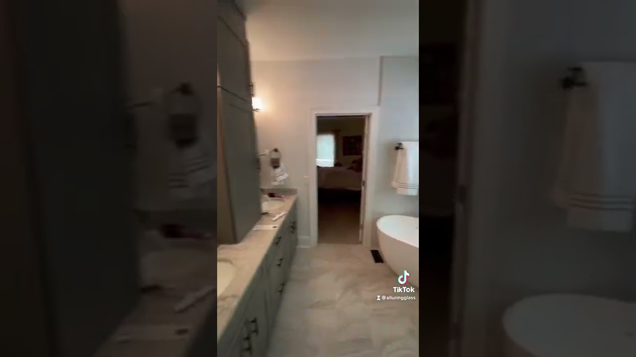 Super cool curbless bathroom with a splash panel as tall at the ceiling 🤩🤩