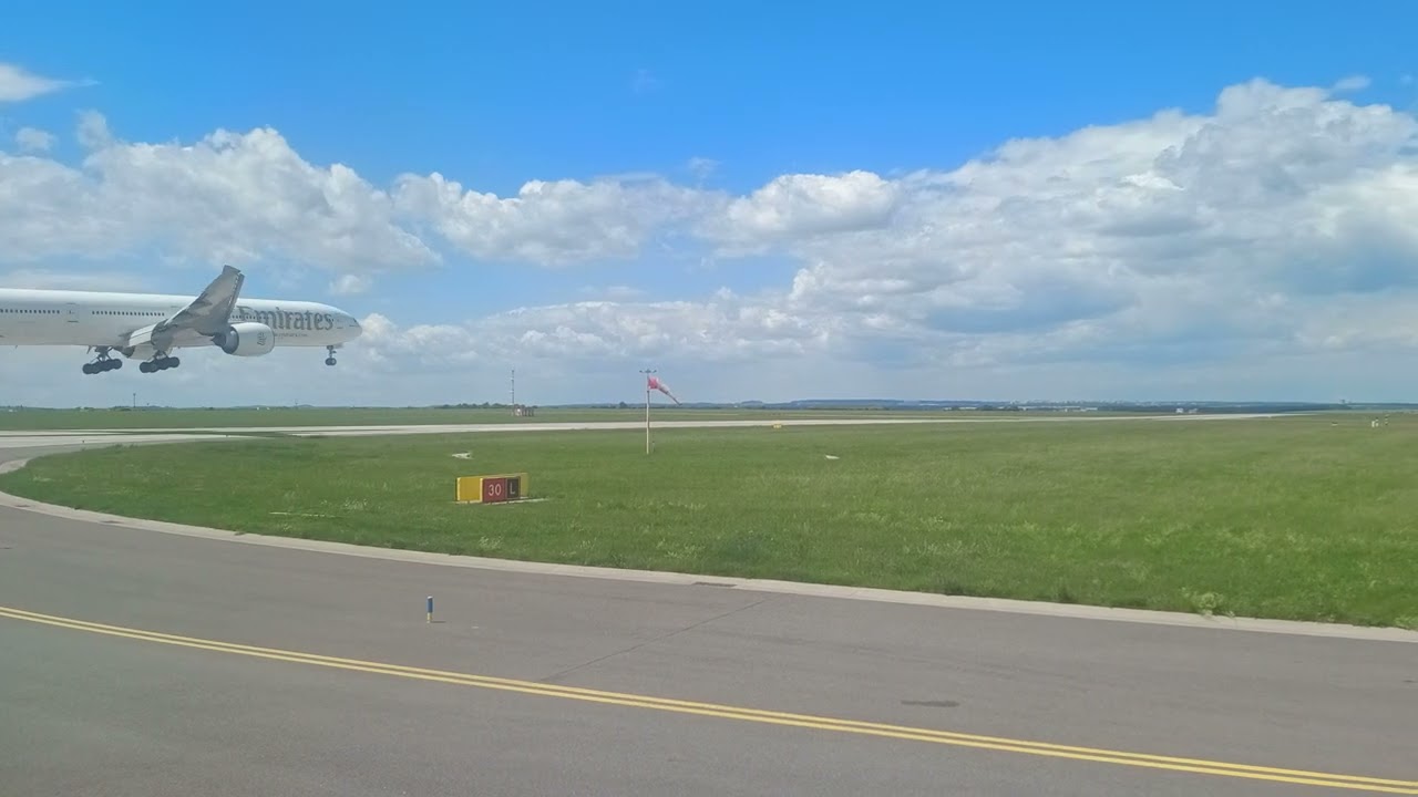 Waiting for EMIRATES | B 777-300 | Z kabiny Sunwing airlines | LKPR | RWY 30