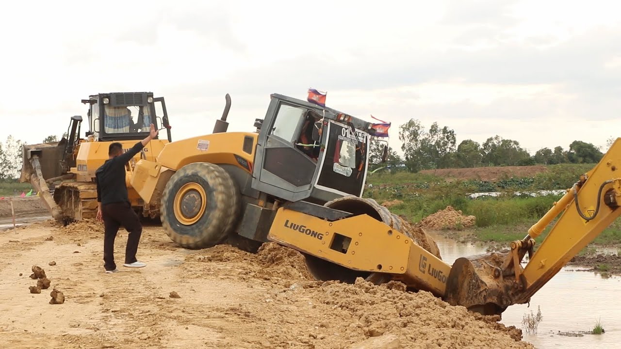 Incredible Recovery- Soil Compactor Roller fail stuck off road pull out ...
