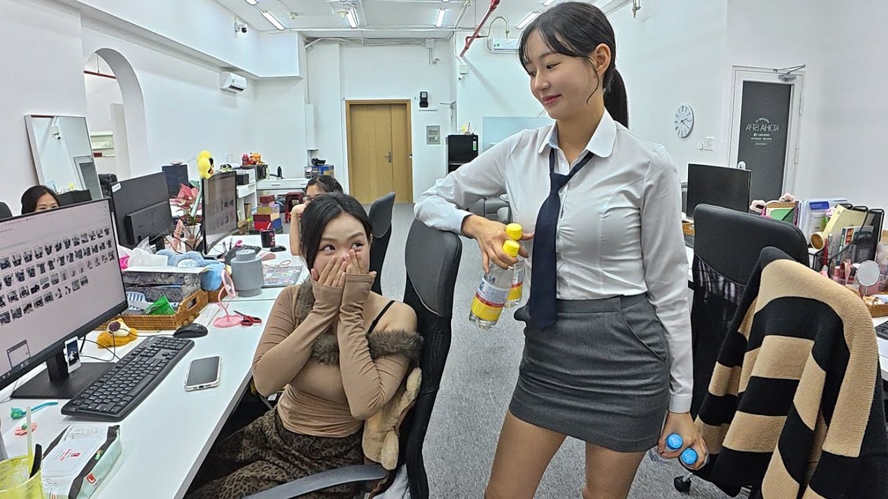 회사에 한국 교복을 입고 가면 벌어지는 일... 완전 난리났네요