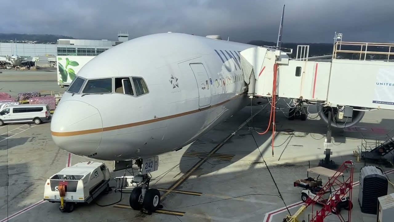 San Francisco (SFO) ~ Honolulu (HNL) - United Airlines - Boeing 777-300ER - Full Flight