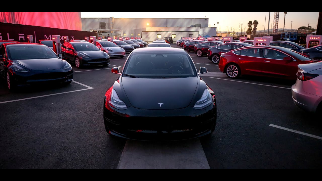#видео | Автомобиль Tesla научился разговаривать с пешеходами. Фото.