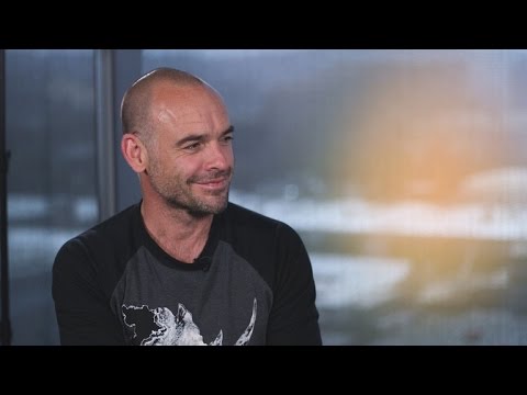 Video: Paul Blackthorne Thamani Net: Wiki, Ndoa, Familia, Harusi, Mshahara, Ndugu