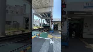 駅を通過する西鉄3000系急行列車