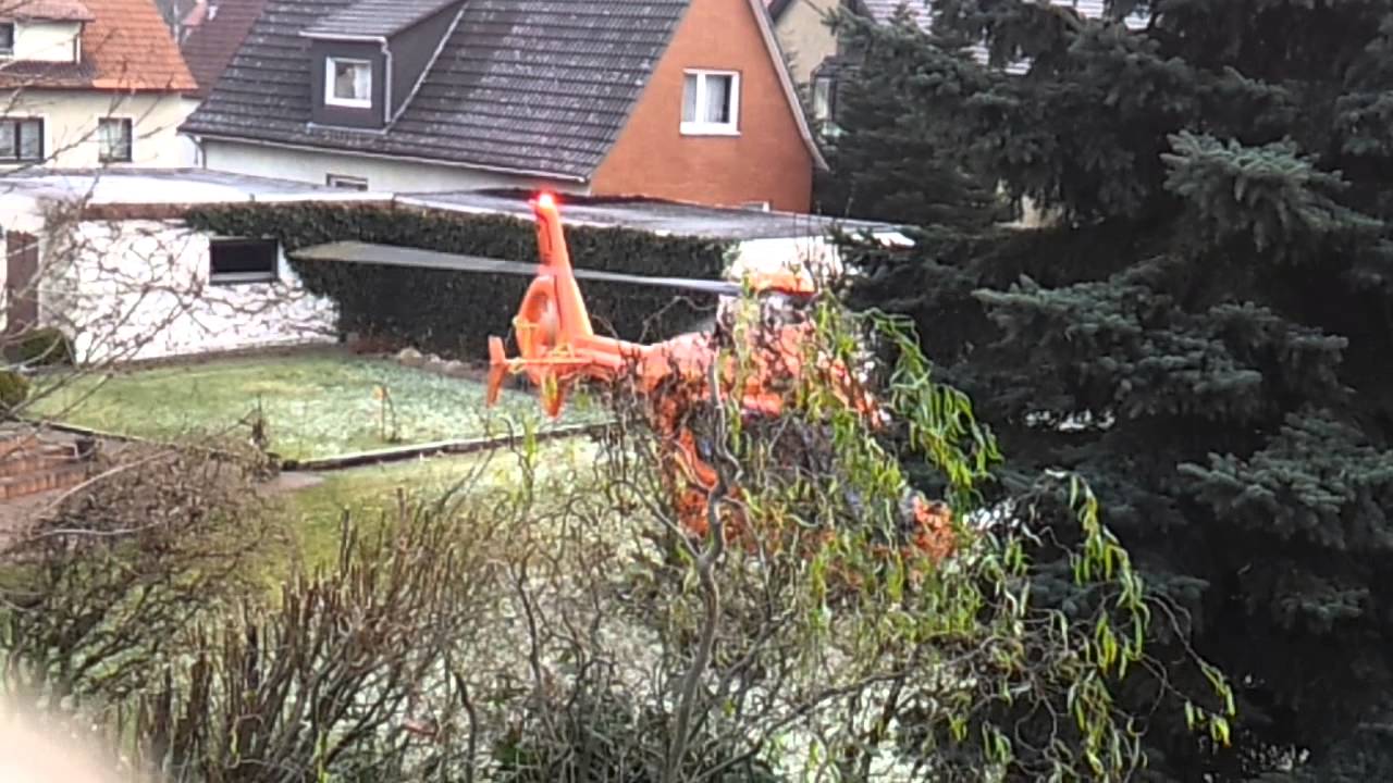 Hubschrauber startet mitten in Nachbars Garten