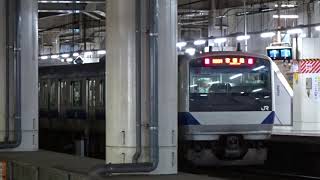 東武線ホームから見た北千住駅を出発していく10両編成のため前方に停車位置が寄っている常磐線上りE531系