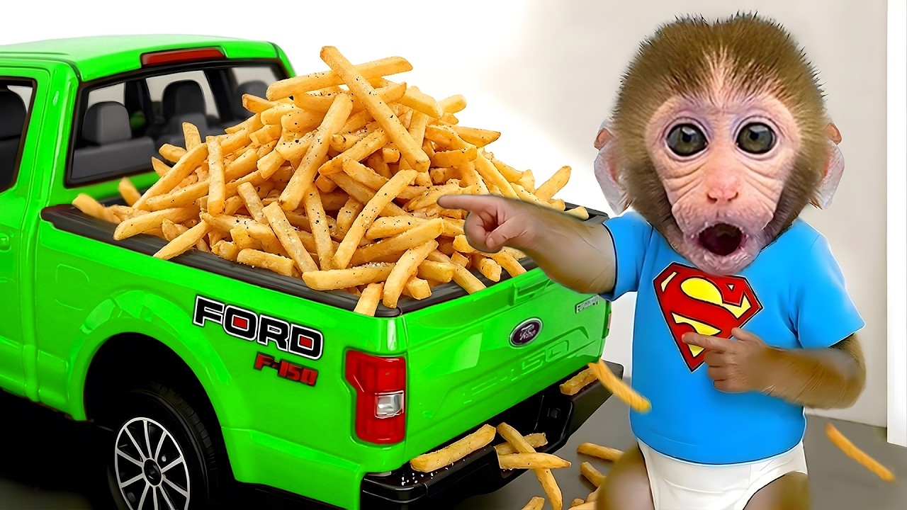 Singe BonBon explore la forêt verte avec le petit ours dans un énorme camion rouge