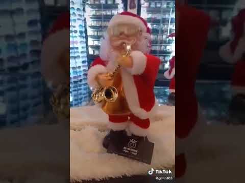 بابا نويل وهو بي وبيغني