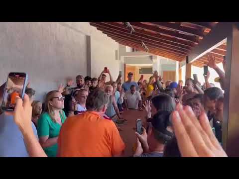 Bolsonaro recebe orações de apoiadores durante feiras em Angra dos Reis