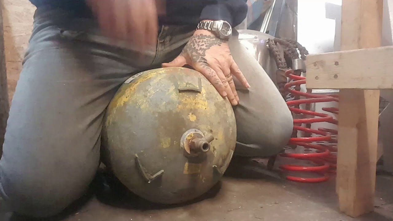 How to remove a gas bottle valve. The easiest way ever. YouTube