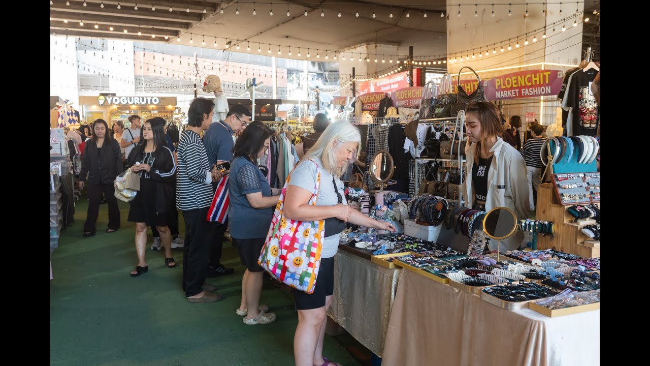 [4K] Bangkok amazing lunch vibes under the highway at Ploenchit Market