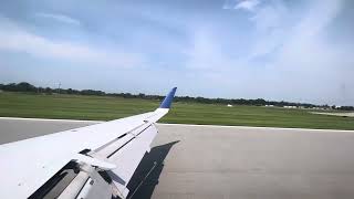UA4877 Cloudy Noontime Landing ROC
