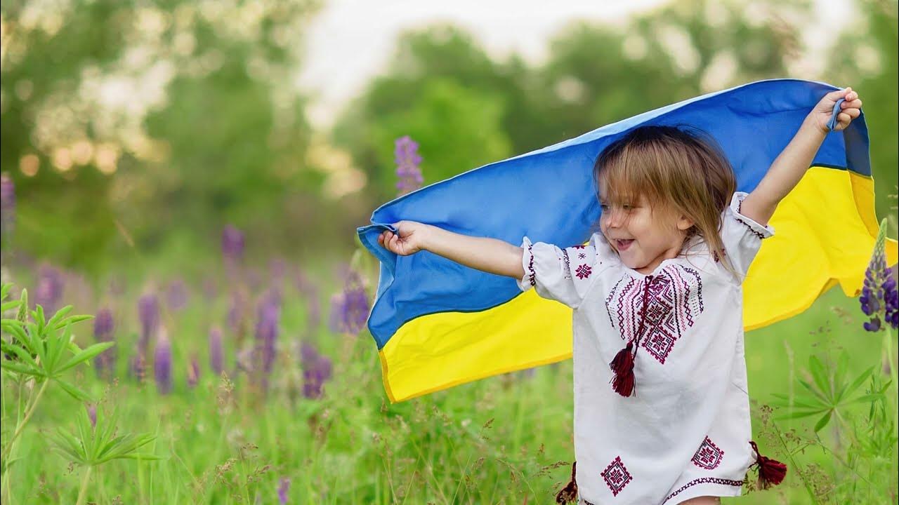 Украинец белый. Ребенок с флагом Украины. Девочка под флагом Украины. Фото детей с украинским флагом. Украинский ребенок со спины с флагом.