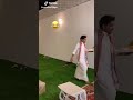 كب دلة القهوه على الضيف