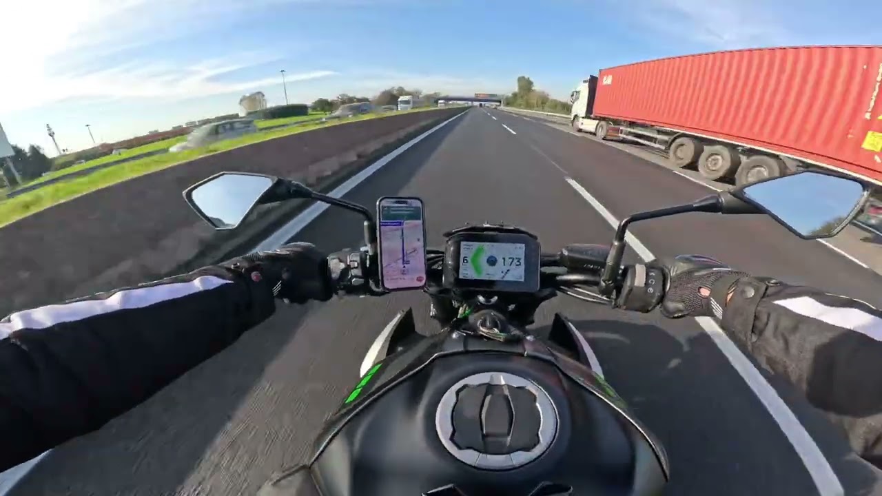 Kawasaki Z900 2025 top speed in Italy 
