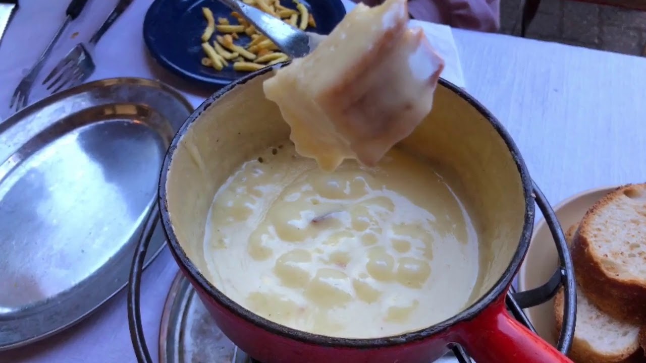 スイスの伝統料理チーズフォンデュ 夏にテラスで食べるのもお勧め スイス情報 Com Youtube