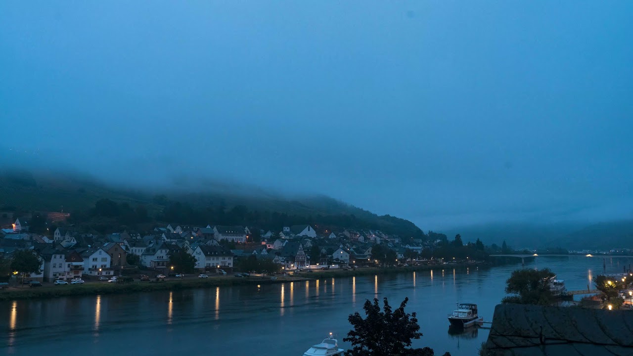 [Timelapse] Morning mood on the Moselle. A morning on the Moselle loop near Zell in 30 seconds [4K]