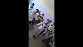 مدرس يعلم الطلاب والطالبات الرقص في احد مدارس العراق