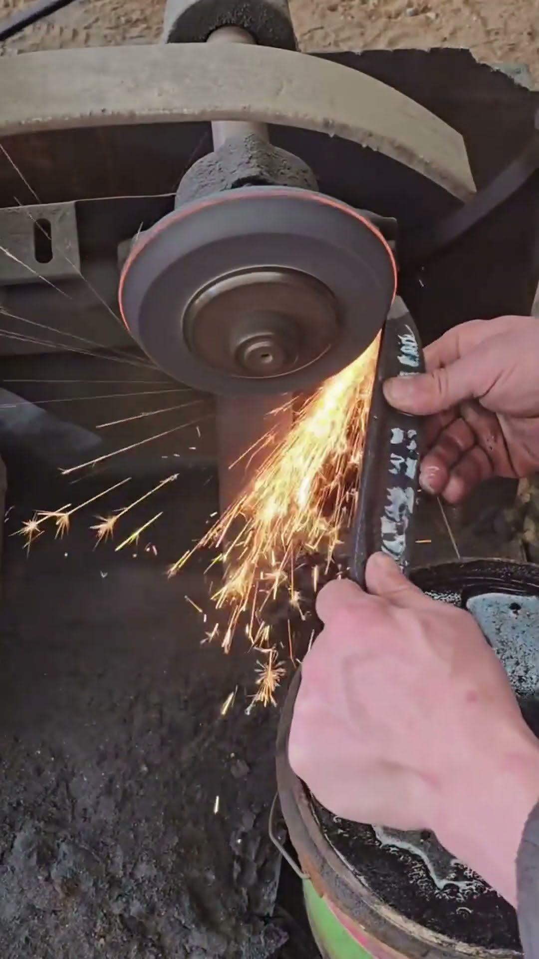Outdoor cutting knife forging process