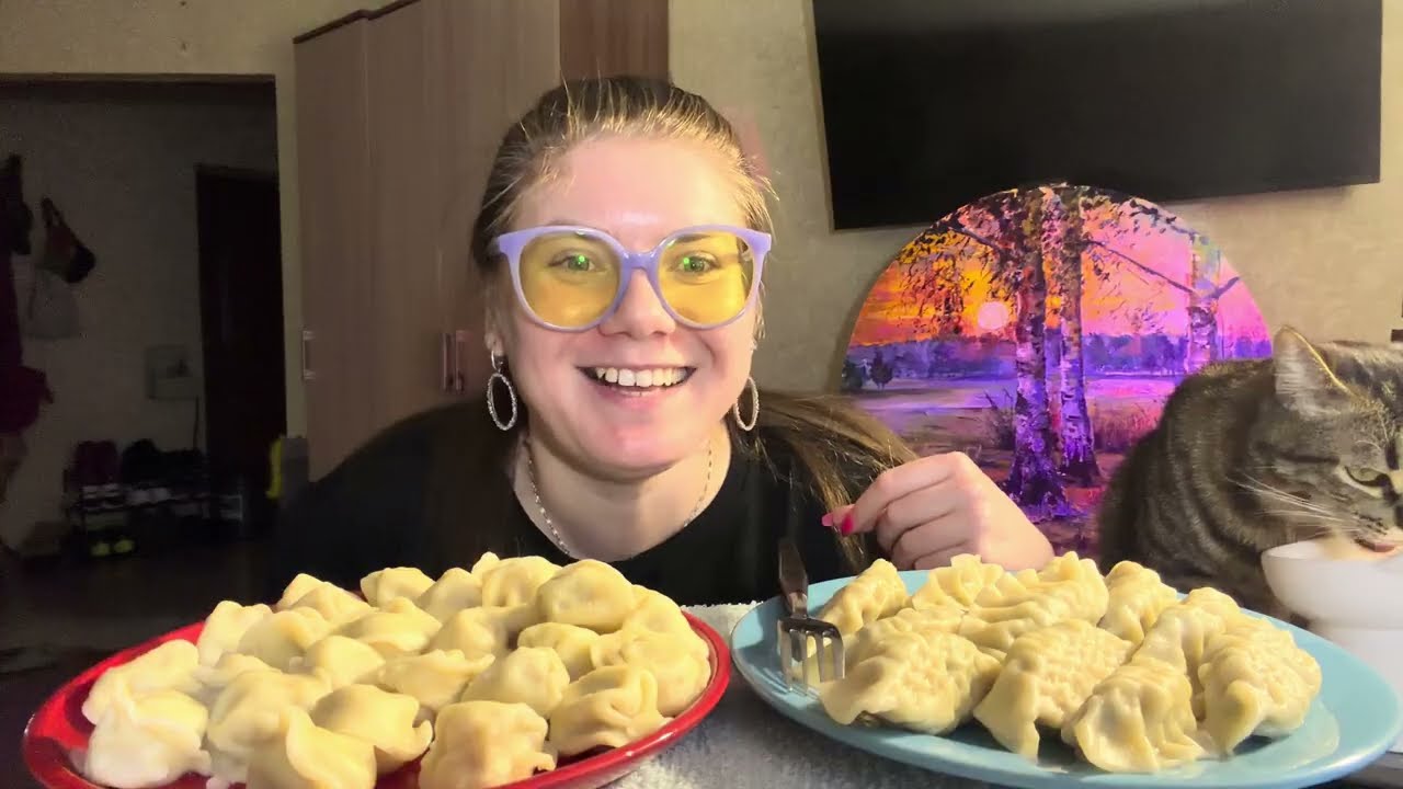 МУКБАНГ ПЕЛЬМЕНИ ДАМПЛИНГИ С КОТОМ КУЗЕЙ
