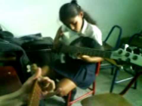 Nia de 6to. grado tocando msica venezolana en el b...