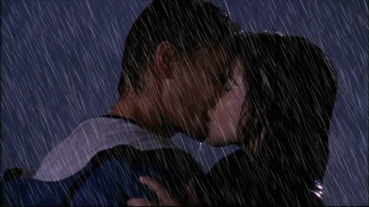 Поцелуй кружится голова. Парень под дождем гиф. Поцелуй под дождем. Обнимаются под дождем. Парень и девушка под дождем.