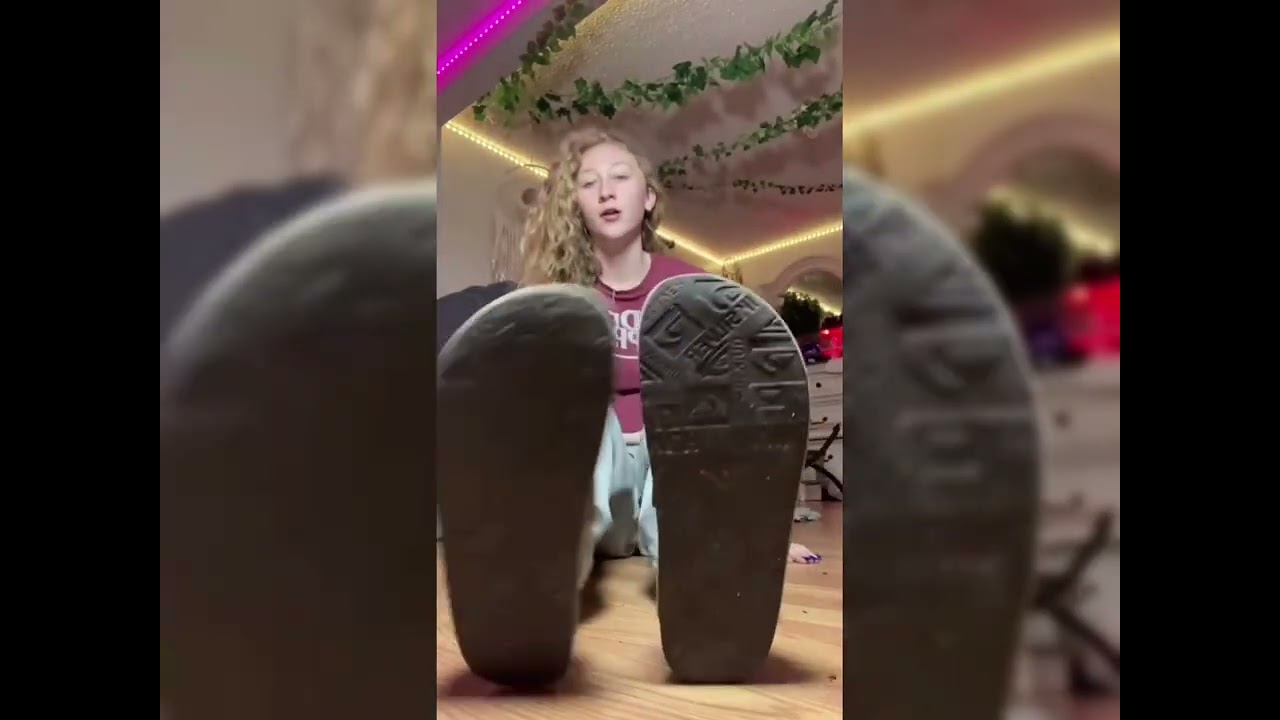 Белая женщина, красивые ноги, красивые подошвы 