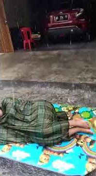 hujan deras enak buat tidur kemulan sarung