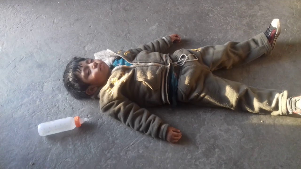 Que pedo con el morro,diria "pinche piso esta mas shido que mi camita" xdxd