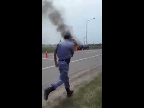 Se incendió una camioneta frente al aeropuerto