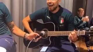 Jorginho playing Wonderwall from Oasis on guitar for Italy national team