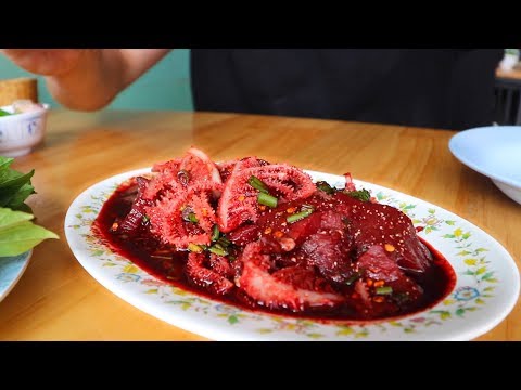 A BLOOD FILLED LUNCH: Sok Lek (ซกเล็ก) An Isaan Delicacy | Korat, Thailand