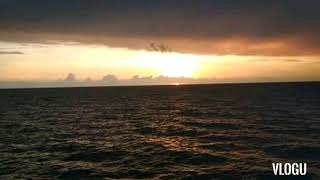 Suasana keindahan di tengah laut memandang sunrais di pagi hari ,di kapal lagundi