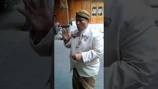 Orang aneh mirip suara kentongan