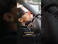 طفلة تقود سيارة في شوارع تعز، مشهد يثير المخاوف حول مخاطر قيادة الأطفال وغياب الرقابة.