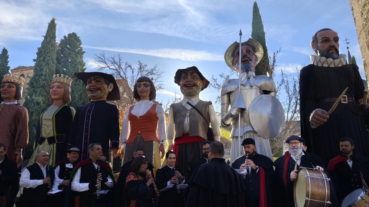 Pasacalles de Gigantes y Cabezudos y dulzainas (Comparsa Cervantina) Navidad Alcalá de Henares 2025