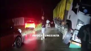 Download Lagu Kecelakaan Truk fuso terperosok parit di Jalan Alternatif Klapanunggal hari ini MP3