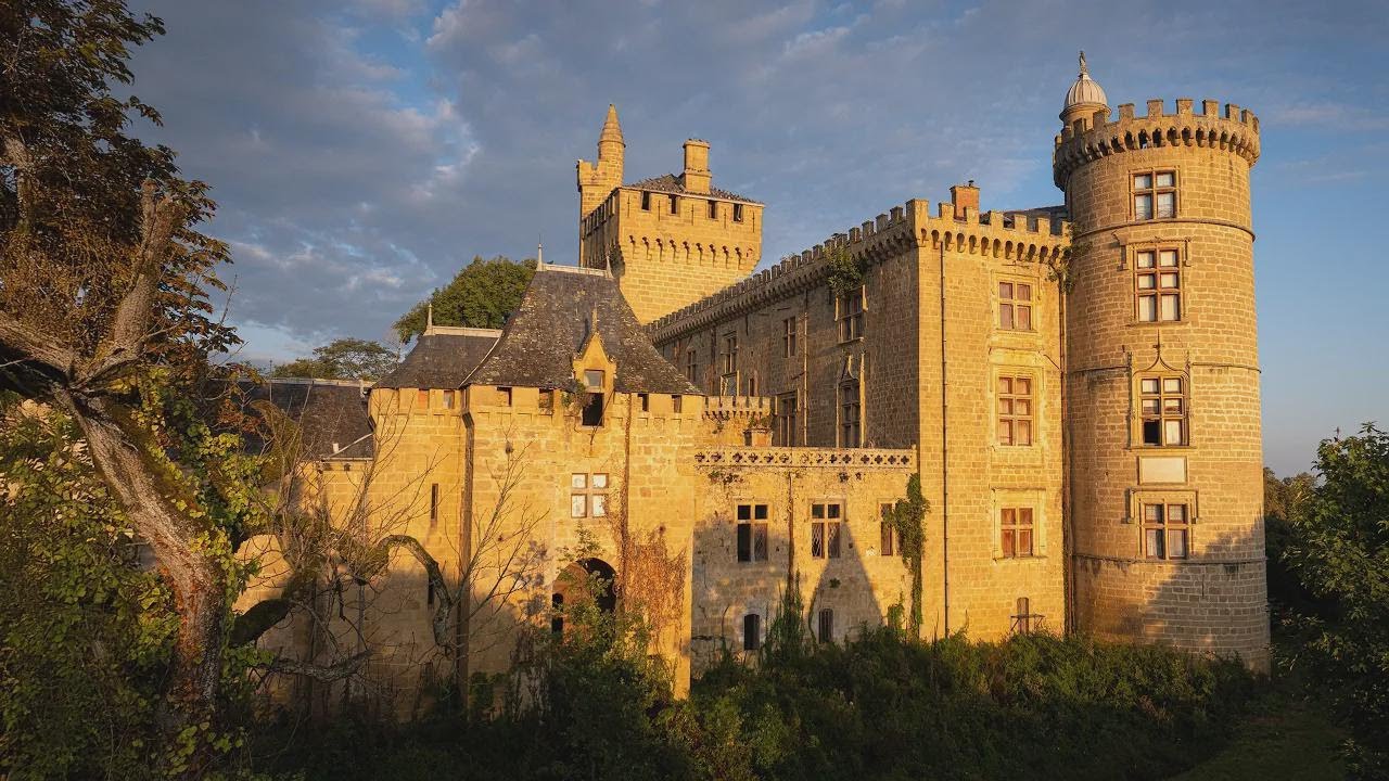 Castelul de poveste abandonat unde a locuit cândva regele Franței!