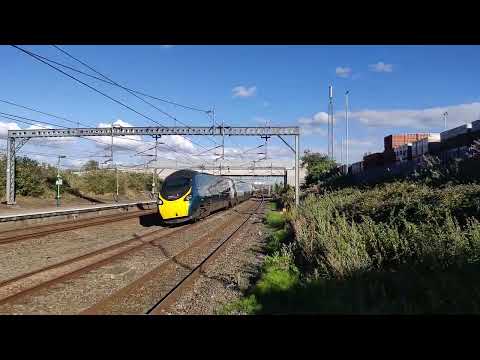 Tilting Class 390 Pendolinos at Lichfield Trent Valley | Beautiful Parallel Overtake of a Class 350