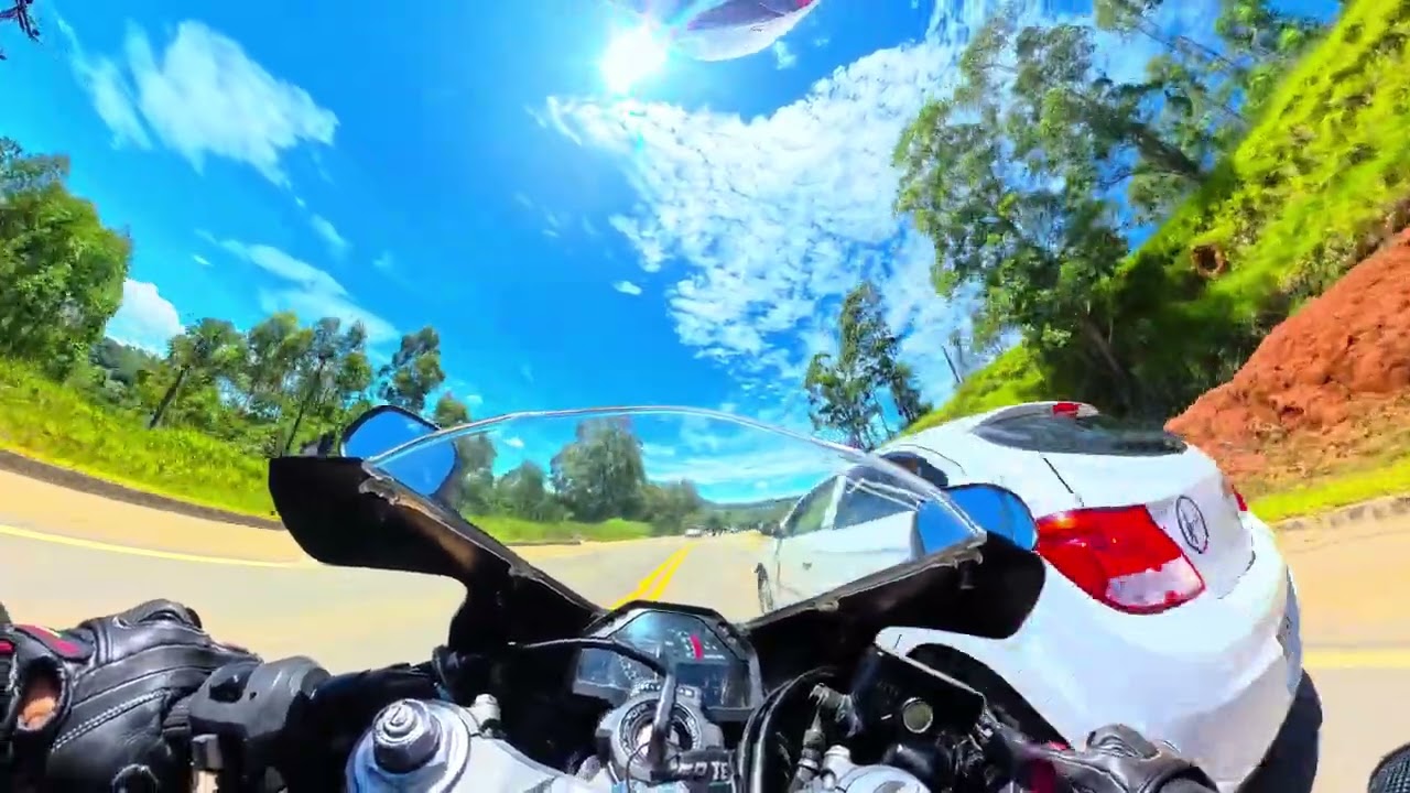 No interior com a CBR 600 rr motor e curvas.  