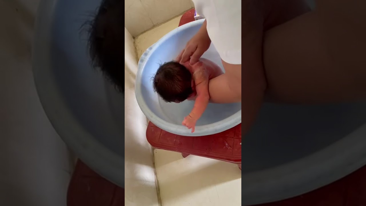 How to bathe a newborn 😁