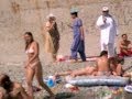 Мусульманин с двумя жёнами на пляже в Алуште