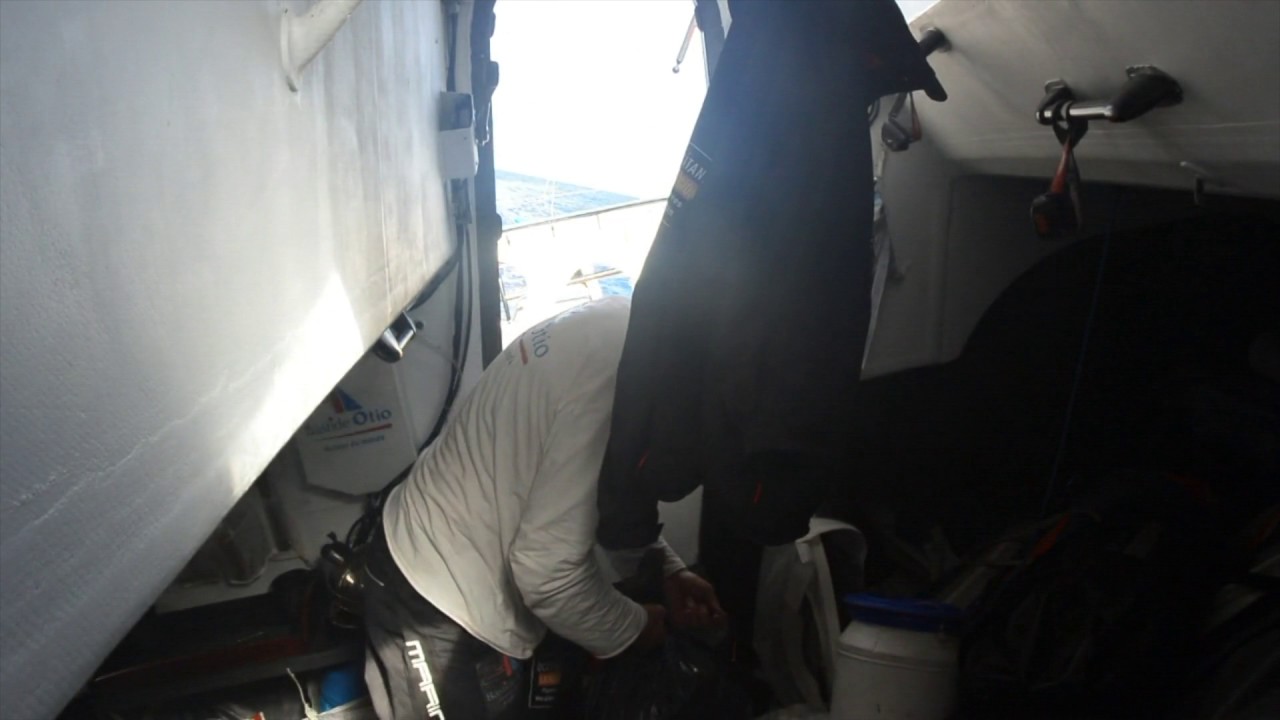 J20 : Ramassage des ordures pour Kito de Pavant / Vendée Globe