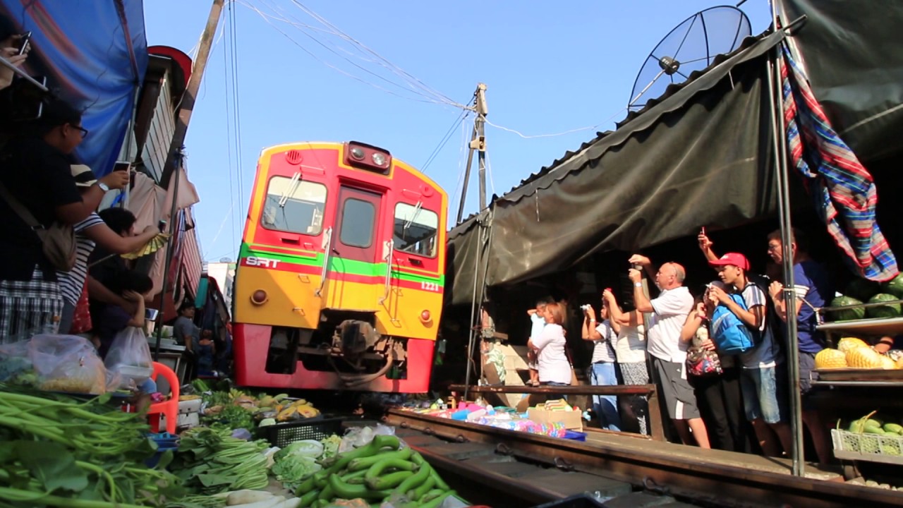 【タイ】 メークローン市場を列車が通過　線路上の折り畳み市場　Maeklong Market　สถานีรถไฟแม่กลอง　(2017.3)