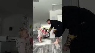 Adamdan çocuğuna un şakası 😲😲