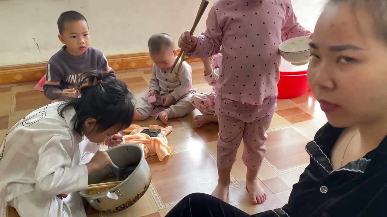 Hoài Không Kịp Đi Chợ Nên Nấu Mì Tôm Cho Các Cháu Ăn