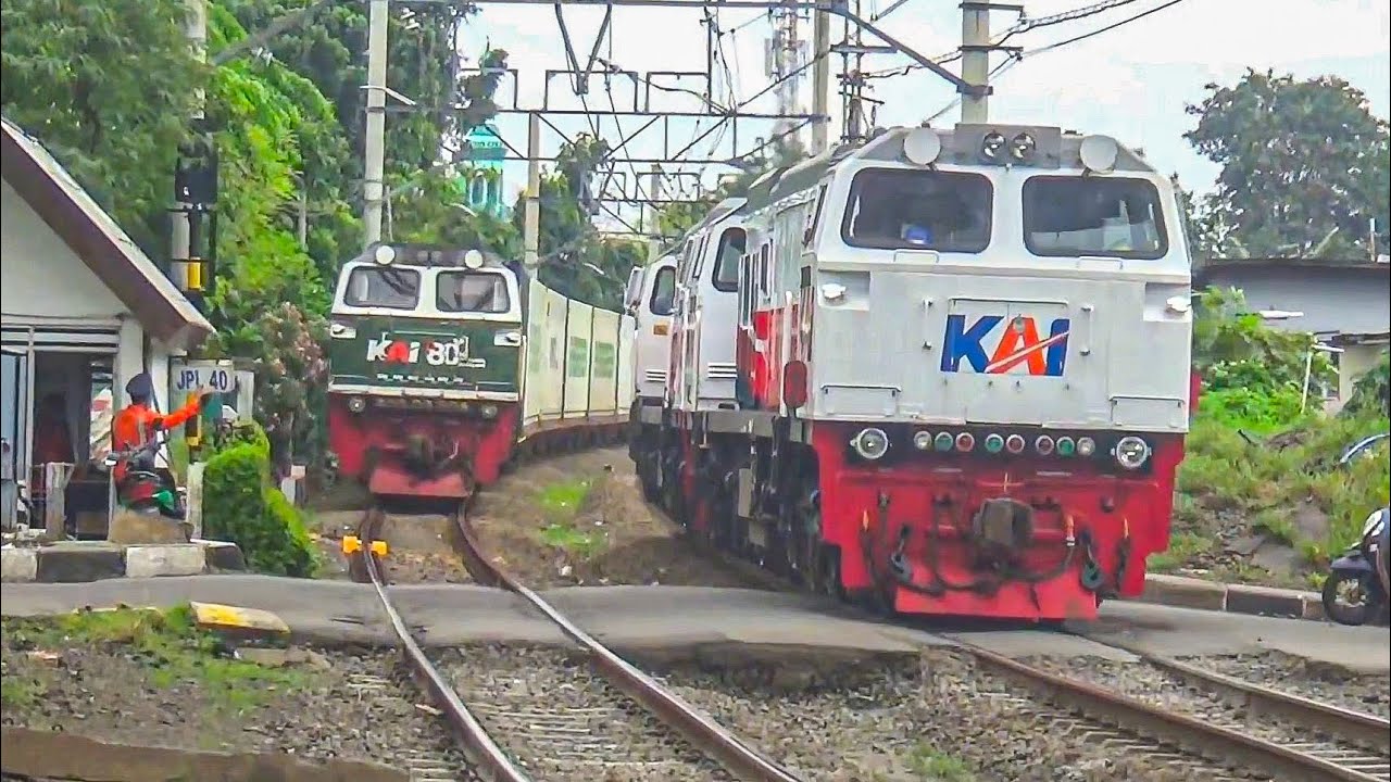 2 LOKOMOTIF SUMATRA TIBA DI JAKARTA!! KUMPULAN KERETA API DAN KRL DI PERLINTASAN JPL 40 PRAMUKA 