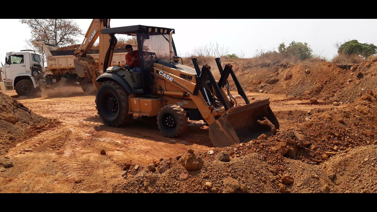 retroescavadeira case 580m 4x2 no carregamento de cascalho.