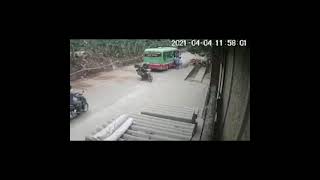 Phụ xe buýt tức giận "ném khách" ngã dúi dụi xuống đường gây bức xúc screenshot 4